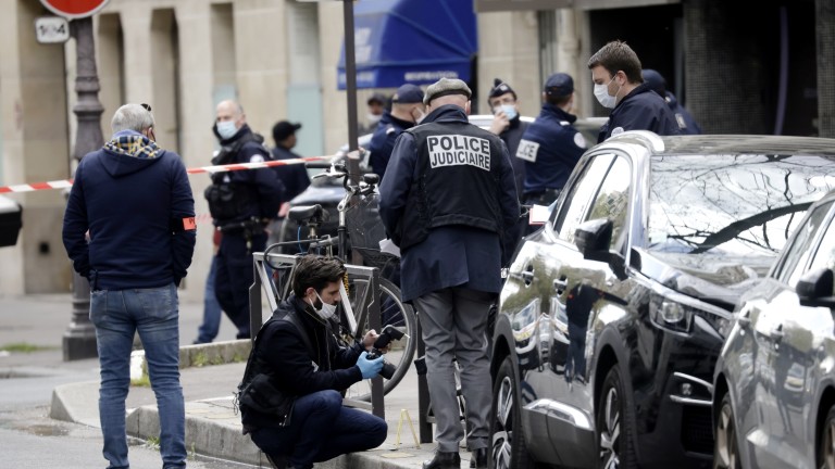Нападател с нож в Париж крещи "Аллах Акбар! Франция е управлявана от Ислямска държава"