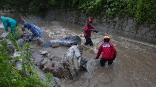 Увеличават се жертвите на наводненията в Южна Корея