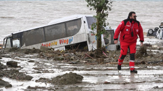 13 души се издирват след свлачище и наводнения в Италия