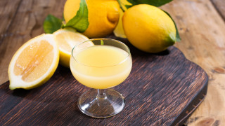 Лимончелото е един от най популярните италиански ликьори Жълтата алкохолна напитка