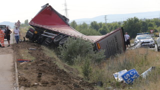 Мъж загина при тежка катастрофа между товарен автомобил и лека