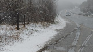 Да се готвим за Коледа или за море: Сняг затрупа Врачанско