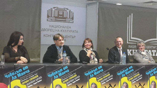 Орлин Горанов го играе Дон Кихот