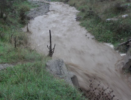 Пътища в Благоевградско под вода заради проливен дъжд 