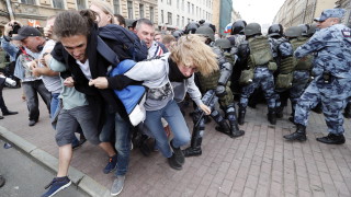 Хиляди поддръжници на задържания от властите руски опозиционен лидер Алексей