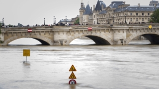 Скъпоструващо и сложно почистване възстановява река Сена във френската столица