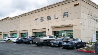 Tesla с рекордни приходи, но печалбата се срива заради мита, отпаднали стимули и разходи за изкуствен интелект