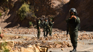 Всички шестима души на борда на военен самолет който се