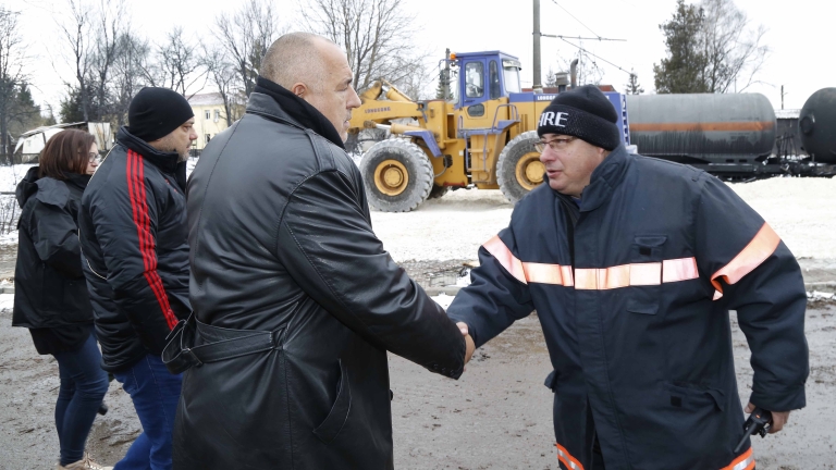 Борисов лично следи изтеглянето на най-опасната цистерна от Хитрино