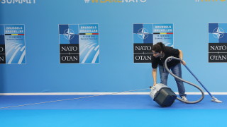 Лидерите на страните членки на НАТО са прекъснали редовния си