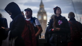 На 435 души е оказана първа помощ, докато са чакали, за да се сбогуват с Елизабет II