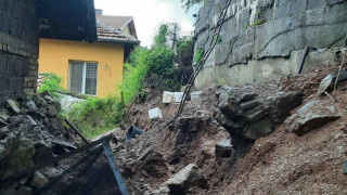 Рухна подпорна стена в Перник, кметът обявява бедствено положение за кв. "Каменина"