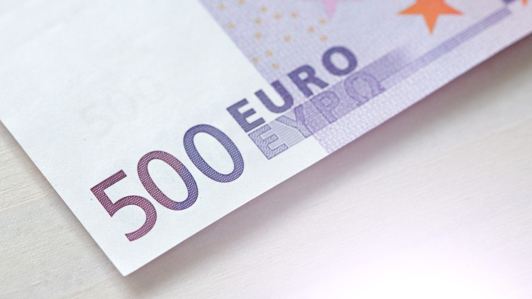 Еврото отново се надига в опит да отнеме короната на долара