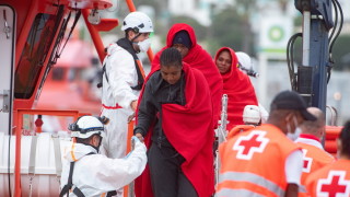 Най малко 8561 мигранти са достигнали Канарските острови през последните две