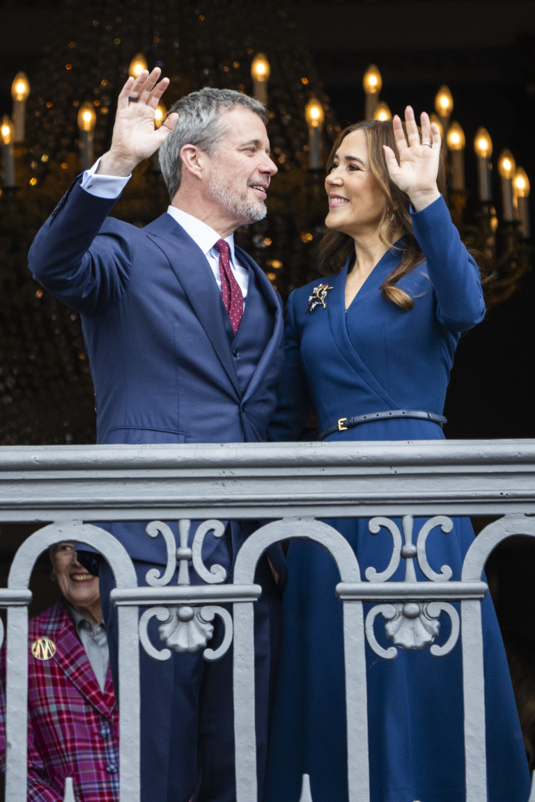 Крал Фредерик и кралица Мери разменят влюбени погледи