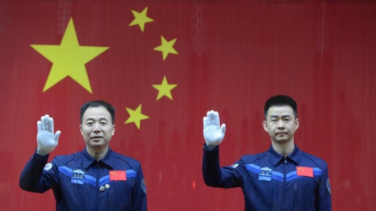 Китай изстреля кораб с двама космонавти в орбита