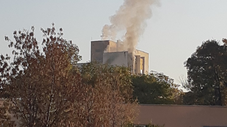 Пожар гори в жилищен блок в столичния квартал Сердика, съобщи