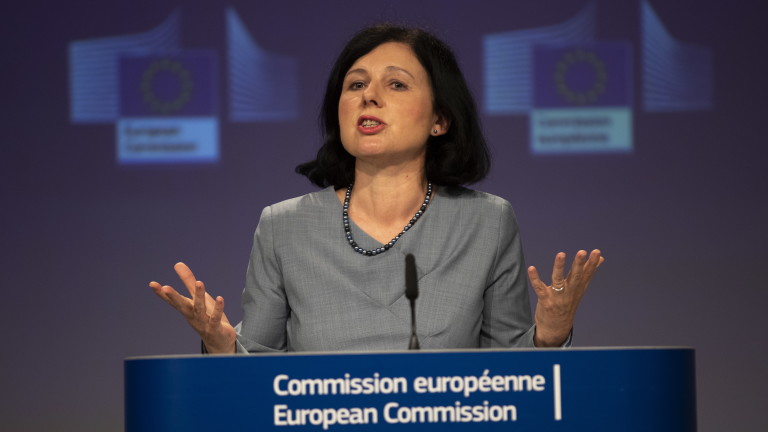 Заместник-председателят на Европейската комисия Вера Йоурова не възнамерява да подаде