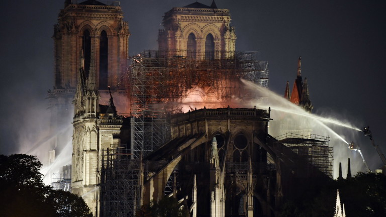 При гасенето на пожара във френската катедрала Нотр Дам един
