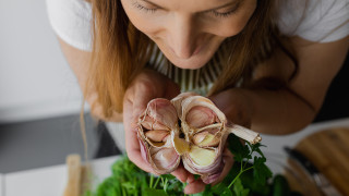 За да добавим чесън към каквото и да е ястие трябва