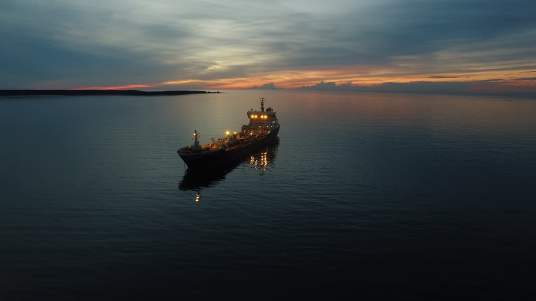 САЩ конфискува четири плавателни съда, превозващи бензин от Иран за Венецуела