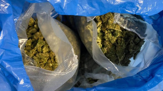 Четирима души на възраст 20 22 и двама на 30