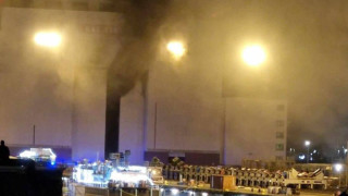 Двама души бяха откарани в болница след като значителен пожар