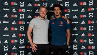 Халфът на Манчестър Юнайтед Зидан Икбал подписа нов дългосрочен