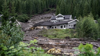 Бури наложиха евакуации и предизвикаха свлачища в Норвегия