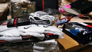 Митничари задържаха 27 047 фалшиви облекла и аксесоари на световноизвестни