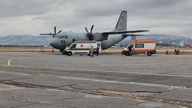 Транспортират 11-годишно дете до Любляна с военния самолет Спартан.
То е