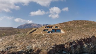 Невероятната къща в скалите на Цикладите