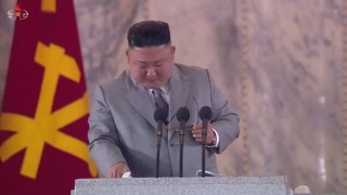 Лидерът на Северна Корея Ким Чен ун през сълзи поднесе рядко