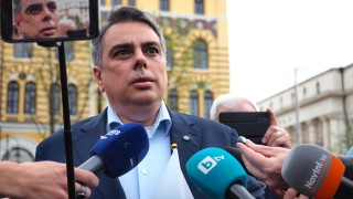 Вместо да помогнат на пенсионерите в нужда да достигнат линията