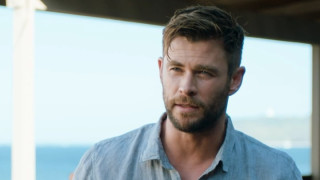 Колко добър сервитьор е Крис Хемсуърт