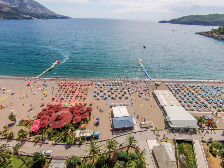 Becici beach в Будва
