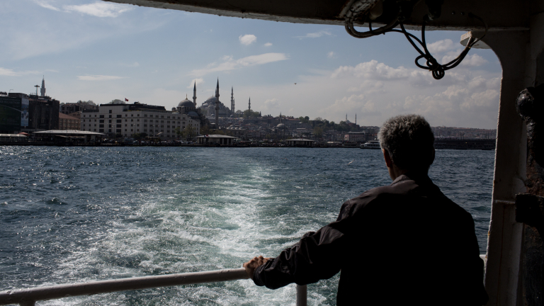 Около две дузини танкери са заседнали в турски териториални води,
