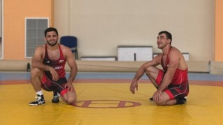 Българските звезди в борбата Айк Мнацаканян и Семен Новиков продължават