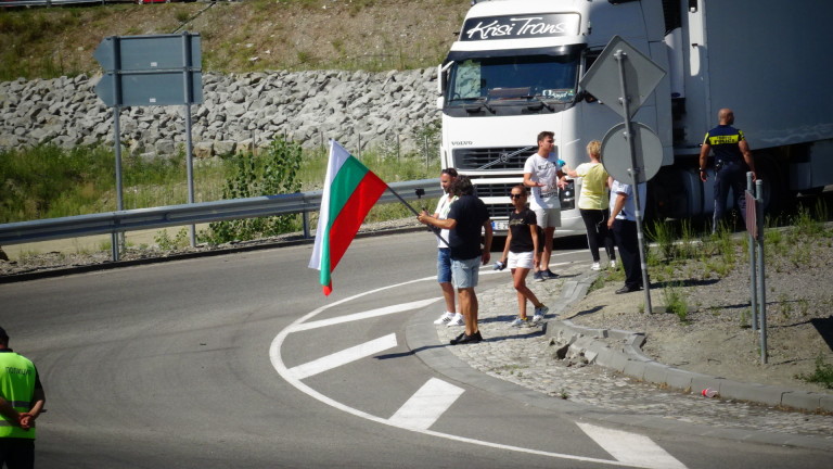 Протест блокира пътя Бургас - Каблешково, съобщава bTV.
Хора от няколко