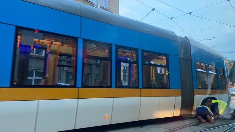 Трамвай дерайлира тази вечер в София, видя news.bg.
То се е