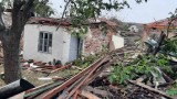  Доброволци и институции оказват помощ в село Лъвино след разрушителния смерч 
