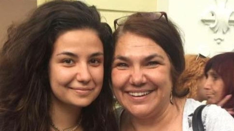 Марта Вачкова и дъщеря й боси по снега