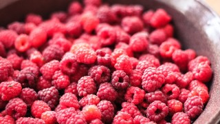 Въпреки че сезонът за бране на малини официално започва след