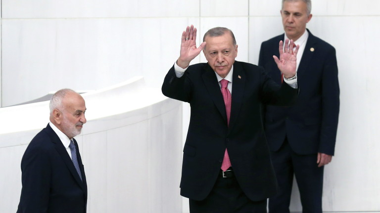 Само двама министри запазиха постовете си в новия кабинет на Ердоган