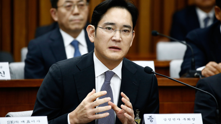 Повдигнаха тежки обвинения на шефа на Samsung
