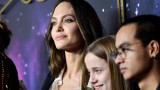 Анджелина Джоли с дъщеря си Вивиан на премиерата на бродуейския The Outsiders