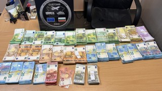 Задържаха недекларирана валута за над 390 000 лева на МП