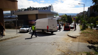 Микробус Фолксваген влизащ на заден ход в кръстовище блъсна лек