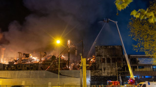 Голям пожар е избухнал в един от най големите заводи за