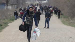 Брюксел предупреди Гърция да не отменя правото на убежище